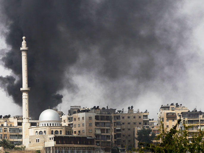 ‪ألسنة اللهب تتصاعد من حلب جراء الاشتباكات وقصف قوات النظام‬ (رويترز)