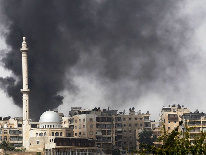 الدخان يتصاعد جراء انفجار وسط حلب (رويترز)