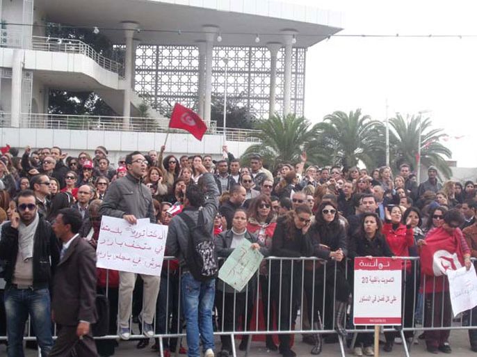 محتجّون أمام المجلس التأسيسي بالعاصمة - حكومة تونس بين الانتقادات والإنجازات - خميس بن بريك-تونس