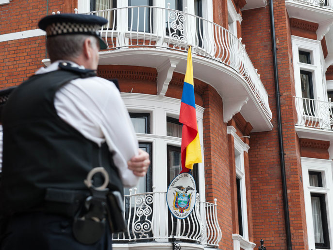 الشرطة البريطانية تواصل حراسة سفارة الإكوادور لمنع خروج أسانج(الفرنسية)