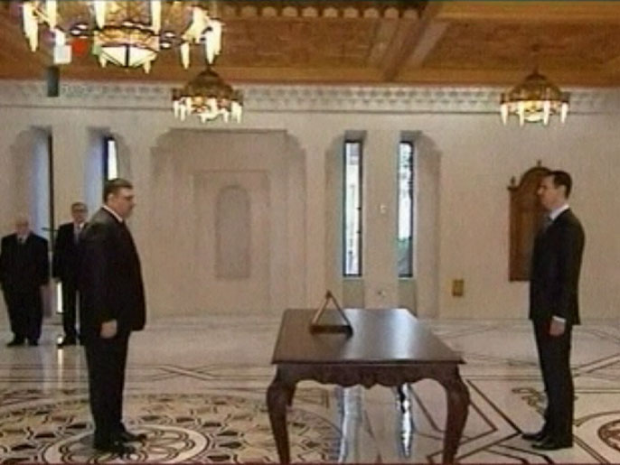 ‪انشقاق حجاب عن نظام الأسد هو الأبرز لمسؤول سياسي‬  (الجزيرة)