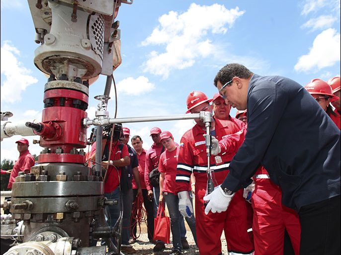r : Venezuela's President Hugo Chavez (R) collects crude oil sample during a visit to a facility at the oil rich Orinoco belt in Morichal August 22, 2012. REUTERS/Miraflores Palace/Handout (VENEZUELA - Tags: POLITICS ENERGY) FOR EDITORIAL USE ONLY. NOT FOR SALE FOR MARKETING OR ADVERTISING CAMPAIGNS. THIS IMAGE HAS BEEN SUPPLIED BY A THIRD PARTY. IT IS DISTRIBUTED, EXACTLY AS RECEIVED BY REUTERS, AS A SERVICE TO CLIENTS