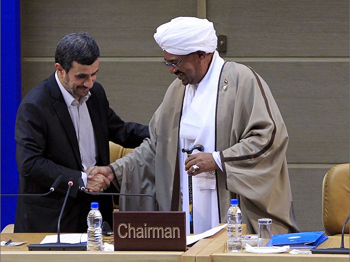 Iranian President Mahmoud Ahmadinejad (L) shakes hands with Sudanese President Omar al-Bashir (R) during the last day of Non-Aligned Movement (NAM) summit in Tehran on August 31, 2012. AFP PHOTO/STR