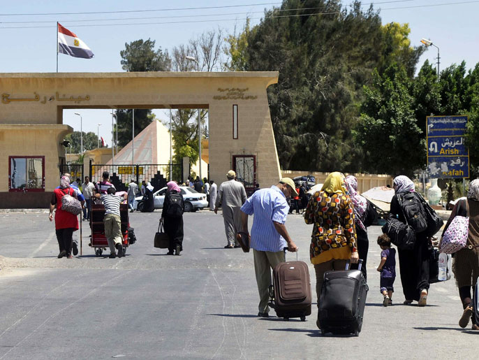 ‪السلطات المصرية فتحت معبر رفع لعودة الفلسطينيين العالقين عند المعبر‬  (الفرنسية)
