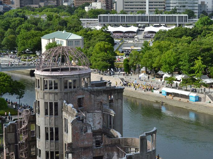 Hirosima (Hiroshima), JAPAN : The 67th memorial service for atomic bomb victims is held at the Peace Memorail Park behind the atomic bomb dome (L) in Hiroshima in western Japan on August 6, 2012. Tens of thousands of people marked the anniversary of the atomic bombing of Hiroshima, as a rising tide of anti-nuclear sentiment swells in post-Fukushima Japan. JAPAN OUT AFP PHOTO / JIJI PRESS