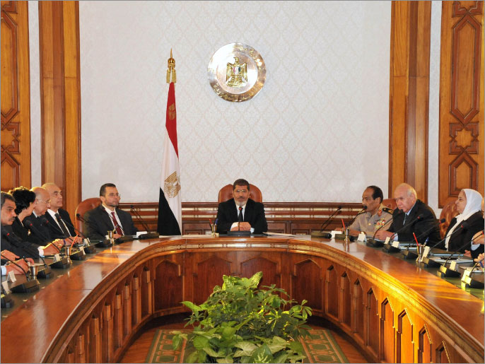 مرسي عقد اجتماعا للحكومة الجديدة عقب أداء اليمين الدستورية (الأوروبية)