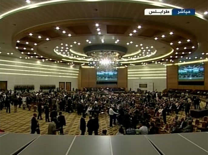 المجلس الانتقالي في ليبيا يسلم السلطة الليلة إلى المؤتمر الوطني العام