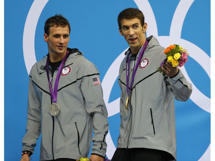epa03336010 (L-R) Ryan Lochte of the USA (silver), Michael Phelps of the USA (gold) pose during the medal ceremony of the 200m Individual Medley Final at the London 2012 Olympic Games Swimming competition, London, Britain, 02 August 2012. EPA/HANNIBAL