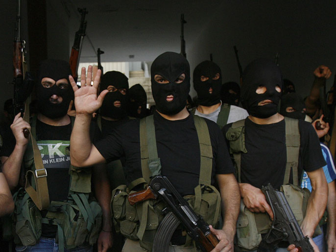 ‪مسلحون من عشيرة المقداد في مؤتمر صحفي ببيروت للإعلان عن خطف السوريين‬ (الفرنسية-أرشيف)
