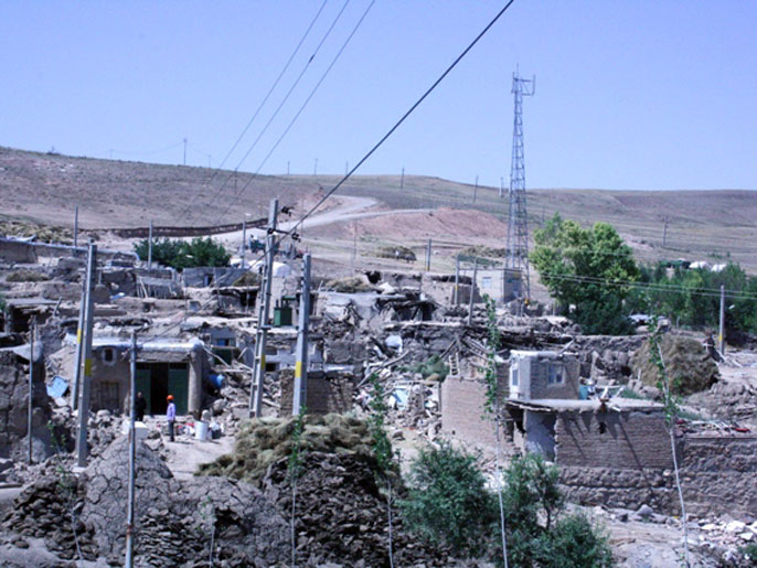 الزلزال دمر 10 قرى بالكامل (الجزيرة نت)