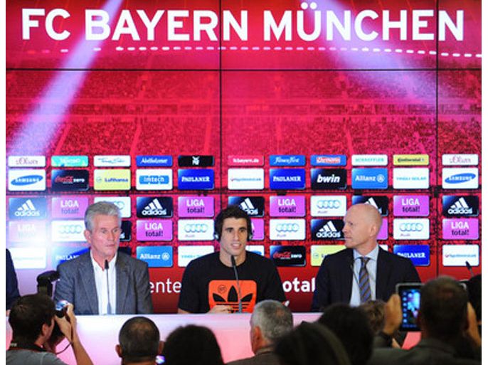Spanish midfiedler Javi Martinez (C) is flanked by Bayern Munich head coach Jupp Heynckes (L) and sports director Matthias Sammer (R) during a press conference for his presentation as new player of German Bundesliga side Bayern Munich in Munich, Germany, 30 August 2012. Javi Martinez signed a five-year contract at Bayern Munich until 2017 in a move from Spanish Primera Division club Athletic Bilbao for a Bundesliga record fee of 40 million euros (50 million dollars). EPA/ANDREAS GEBERT