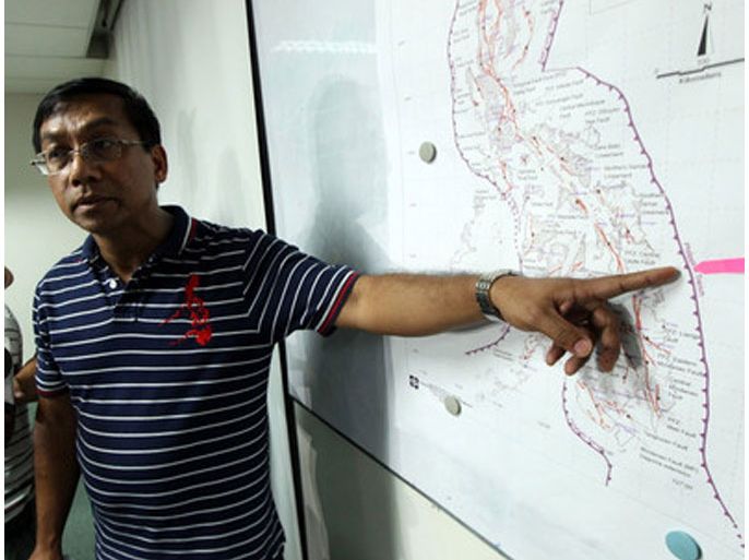 Director of the Philippine Institute of Volcanology and Seismology (Phivolcs) Renato Solidum points to a graph as he issued a Tsunami Alert Warning level 3 and called for possible evacuation of people in affected areas, during a press conference in Quezon city, east of Manila, Philippines, 31 August 2012. A 7.7-magnitude earthquake struck off the Philippines' eastern coast, killing at least one and forcing thousands to flee their homes amid a tsunami warning. Roads and buildings cracked, while power lines were disrupted in dozens of cities and towns in the eastern and southern Philippines, where the quake was felt, according to local officials. EPA/FRANCIS R. MALASIG
