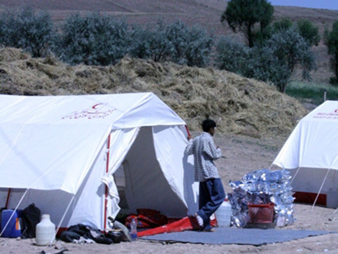 الهلال الأحمر يقدم الخيم للاجئين (الجزيرة نت)