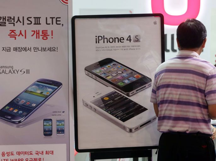 epa03369343 A picutre made available on 25 August 2012 shows a man visiting a store of Samsung Electronics Co. in Seoul's Gangnam Ward, South Korea, 24 August 2012. A South Korean court the same day ruled that Apple Inc. infringed on two of Samsung's technical patents, giving a partial victory on its home turf to Samsung, embroiled in a multi-billion dollar patent war with the iPhone maker. The court also said Samsung violated one of Apple's patents relating to the so-called bouncing-back function used when scrolling through electronic documents. EPA/STR SOUTH KOREA OUT