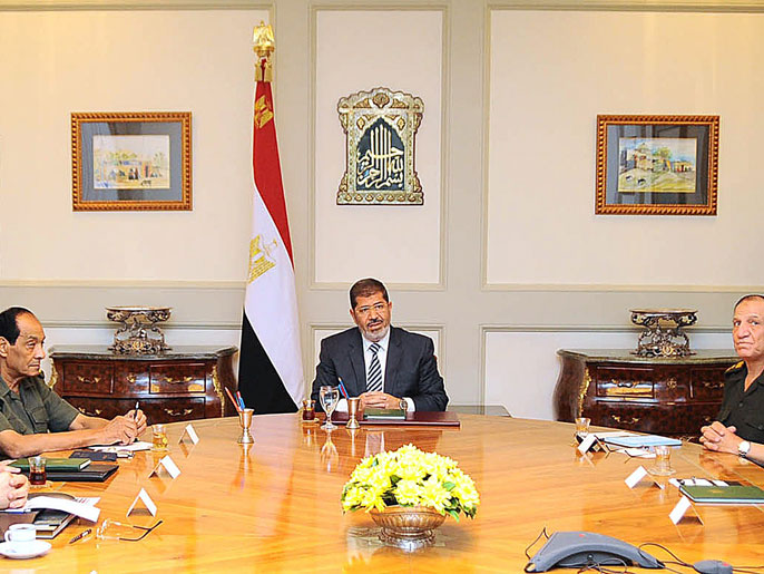 ‪الرئيس مرسي اجتمع مع وزير الدفاع ومدير المخابرات وقيادات عسكرية لبحث الموقف‬ (الفرنسية)