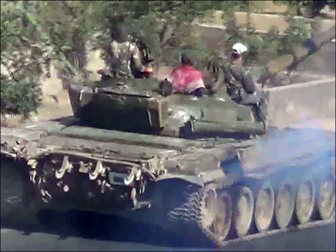 صور بثها ناشطون لدبابات الجيش النظامي وهي في طريقها إلى داريا (الفرنسية)