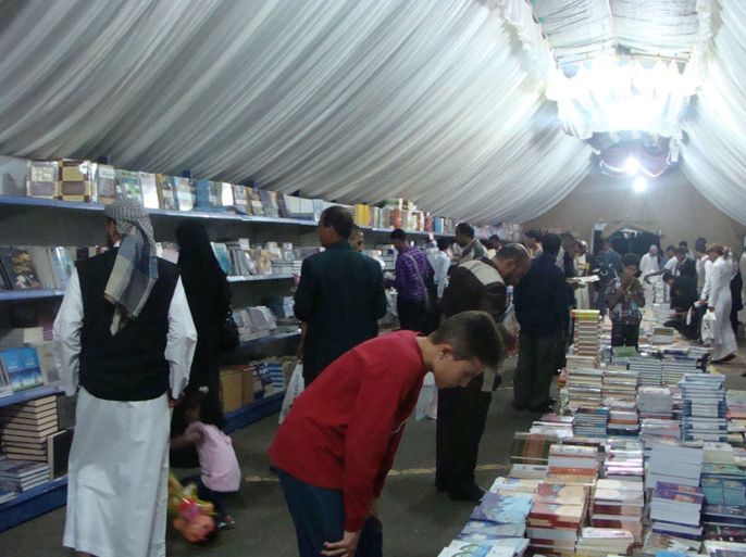 معرض صنعاء للكتاب أقيم داخل خيام كبيرة ذكرت اليمنيين بخيام الثوار1
