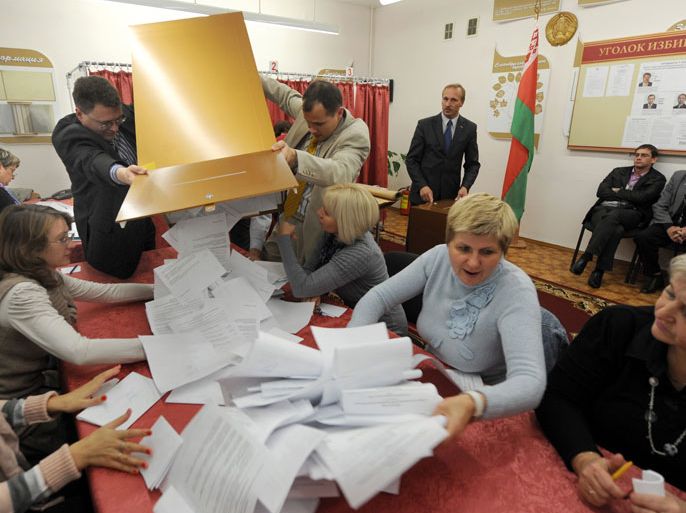 KUD385 - Minsk, -, BELARUS : Members of one of the election commissions count ballots after the elections in Minsk late on September 23, 2012. The ex-Soviet state holds parliamentary elections, two years after a presidential poll ended in the beating and arrest of hundreds of protesters who had accused President Alexander Lukashenko of vote rigging