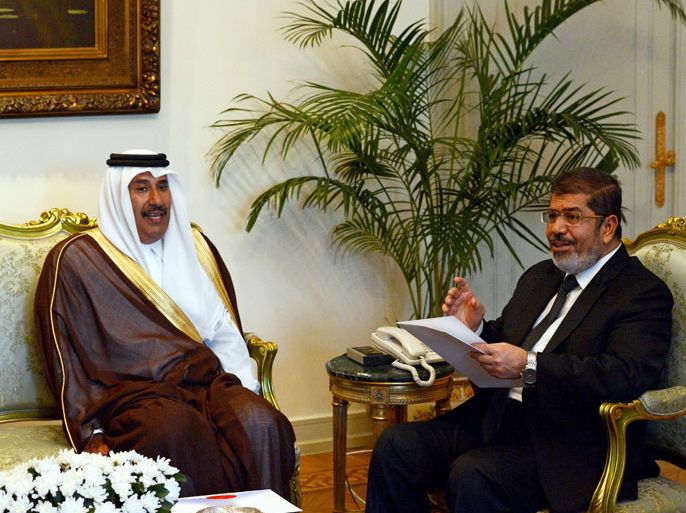 Egyptian President Mohamed Morsi (R) meets with Qatar's Foreign Minister and Premier Sheikh Hamad bin Jassem bin Jabr al-Thani at the presidential palace in Cairo on September 6, 2012. AFP PHOTO/ KHALED DESOUKI