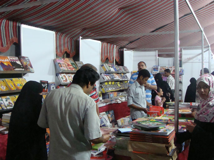 النساء والأطفال كان حضورهم بارزا في معرض صنعاء للكتاب (الجزيرة)