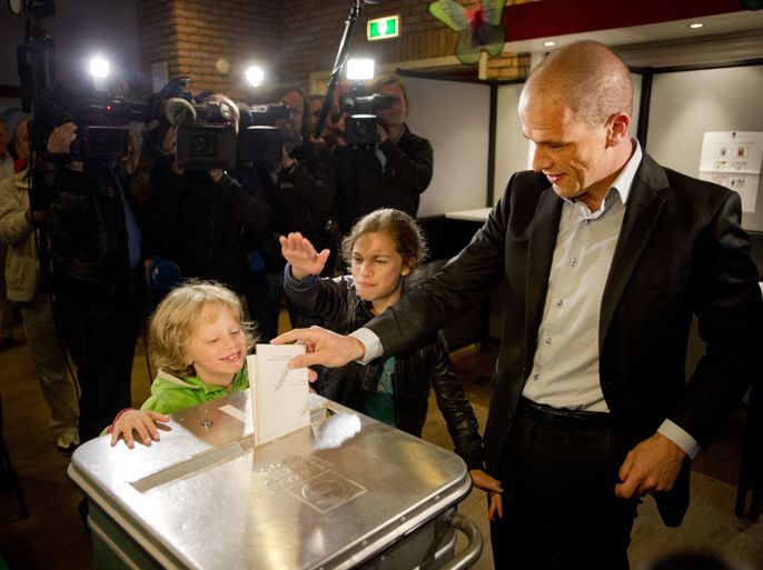 epa03395016 Diederik Samsom (R), leader of the Dutch centre-left Labour Party, casts his vote with his children in a polling station in Leiden, The Netherlands, 12 September 2012 morning. Parliamentary elections are held in the Netherlands on 12 September following the collapse of Prime Minister Mark Rutte's government in April this year over austerity budget measures. Last-minute polls on 11 September evening indicated the Liberals of Prime Minister Mark Rutte and the Labour party in a neck and neck race with an expected win of 36 seats each. EPA/ROBIN UTRECHT