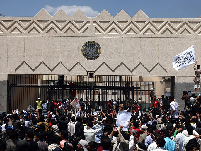 ‪يمنيون يتظاهرون أمام السفارة الأميركية في صنعاء‬  يمنيون يتظاهرون أمام السفارة الأميركية في صنعاء (الفرنسية)