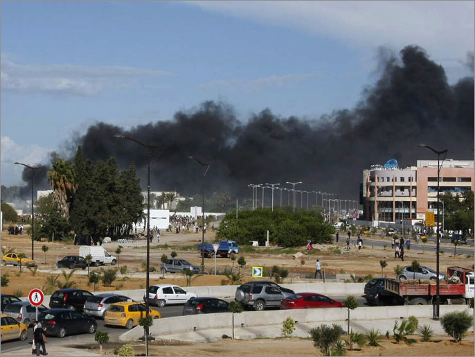 السفارة الأميركية في تونس بعد إضرام متظاهرين النار فيها (الفرنسية)