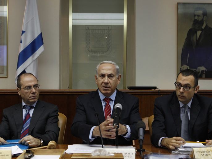 Israel's Prime Minister Benjamin Netanyahu (C) attends the weekly cabinet meeting in Jerusalem, 02 September 2012.