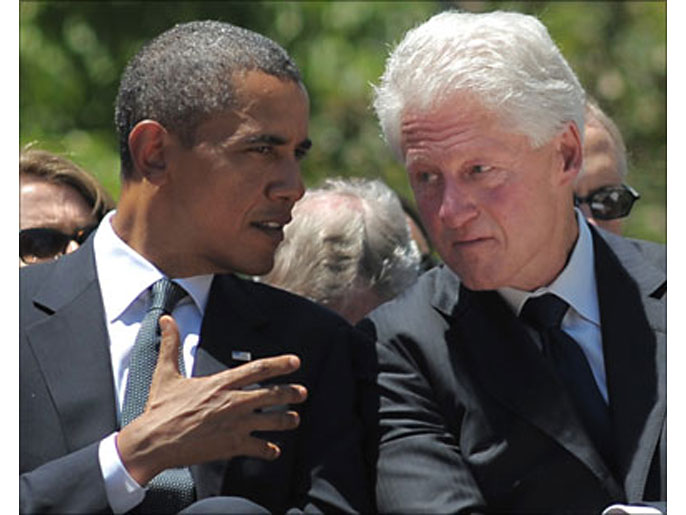 الديمقراطيون يعولون كثيرا على الرئيس السابق بيل كلينتون (يمين) لترجيح كفة أوباما (الفرنسية-أرشيف)