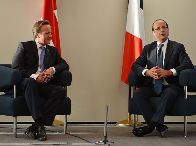 French President Francois Hollande (R) meets with British Prime Minister David Cameron (L) following a press conference in east London on September 6, 2012. Hollande vowed to find the killers who brutally shot dead a British-Iraqi family in their car while they were on holiday in the French Alps. AFP