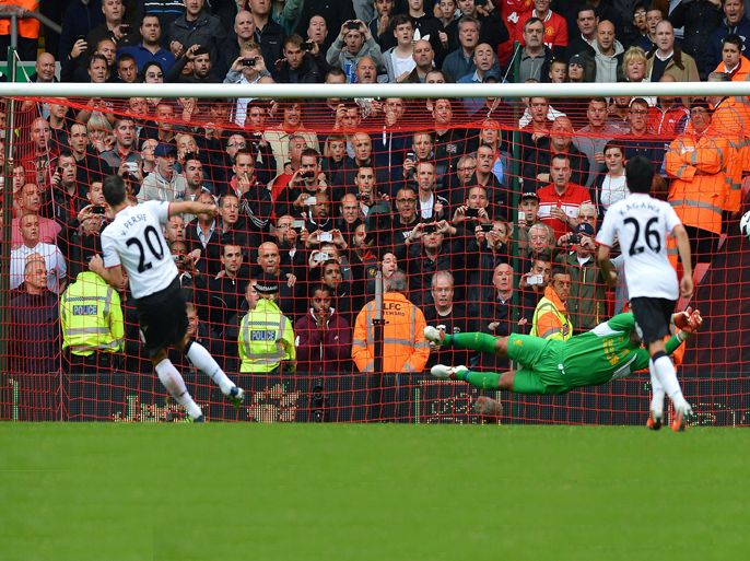 Manchester United's Dutch striker Robin Van Persie (L) scores from the penalty spot during the English Premier League football match between Liverpool and Manchester United at Anfield in Liverpool, north-west England on September 23, 2012. AFP