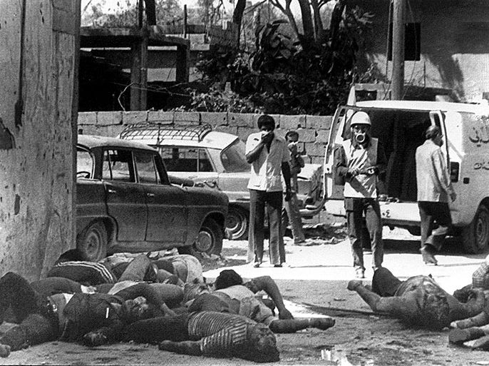 PRI60 - 19820918 - BEIRUT, LEBANON : (FILES) A picture dated 18 September 1982 shows bodies of Palestinians killed 17 September 1982 in the refugee camp of Sabra as civil defense workers prepare to take them away. Former Lebanese Christian militia leader Elie Hobeika, killed 24 January 2002 when his car blew up in Beirut, told a pair of Belgian senators 22 January 2002 that he felt 'threatened', and that he had 'revelations' about the Sabra and Shatila massacres, one of the senators, Josy Dubie, told AFP.