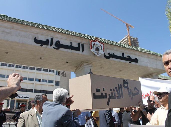 صحفيون يرفعون نعشا لحرية الانترنت امام البرلمان اليوم