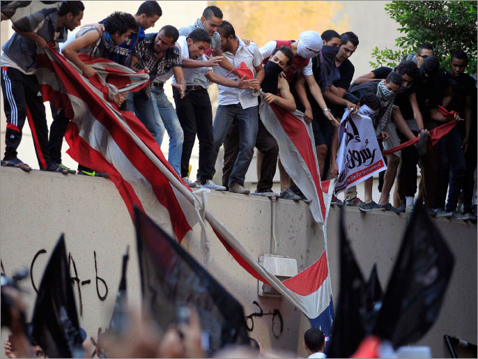 ‪السفارة الأميركية بالقاهرة تعرضت لمحاولة اقتحام تلتها مواجهات مع الأمن‬ (رويترز)