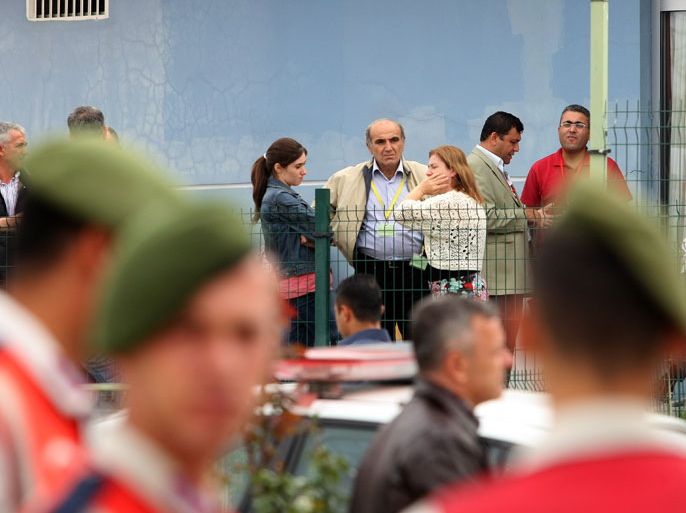KLC1182 - Istanbul, Istanbul, TURKEY : Relatives (B) of Turkish soldiers wait outside the court building in Silivri, near Istanbul, on September 21, 2012, prior to the final arguments in the trial of hundreds of active and retired military officers accused of plotting to overthrow the Islamic-rooted government