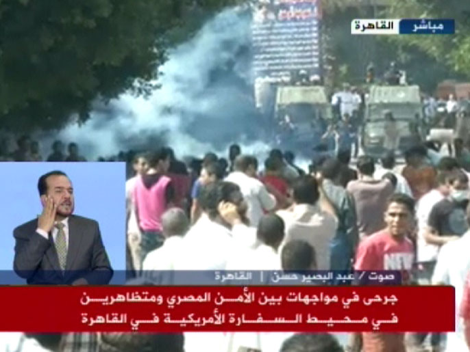 ‪المواجهات حول السفارة الأميركية في القاهرة لم تهدأ بين قوات الأمن والمتظاهرين‬ (الجزيرة)