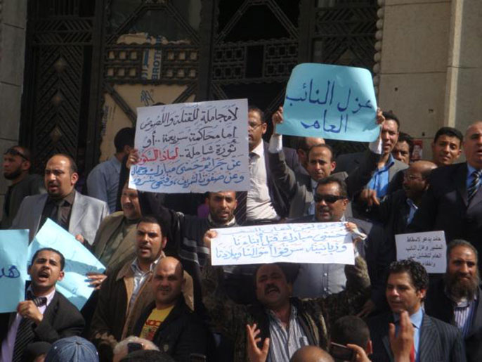 ‪مظاهرة سابقة أمام مكتب النائب العام السابق تطالب بعزله‬ (الجزيرة)