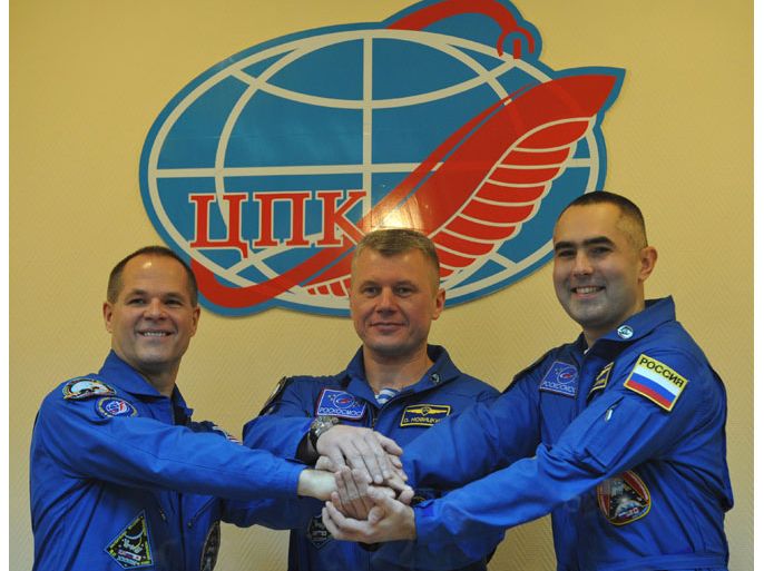 Crew members of the next expedition to the International Space Station (ISS), (L-R) US astronaut Kevin Ford, Russian cosmonauts, Oleg Novitskiy and Evgeny Tarelkin, pose for a photo at the Russian leased Kazakhstan's Baikonur cosmodrome, on October 22, 2012. The launch of the three to the International Space Station is scheduled for tomorrow. AFP PHOTO / VYACHESLAV OSELEDKO
