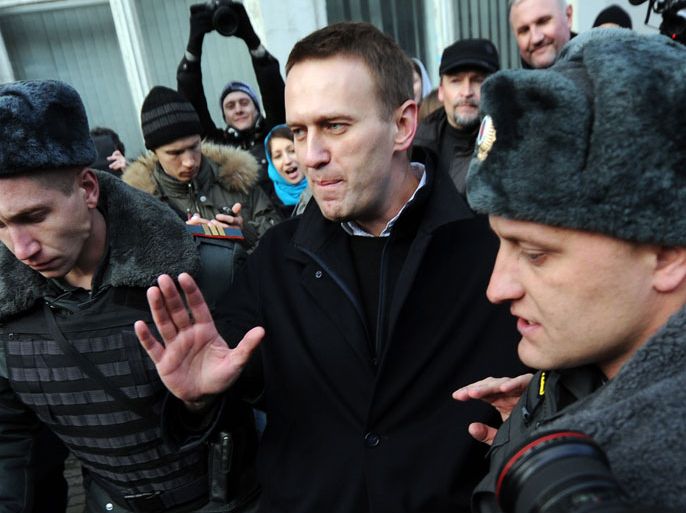 RUSSIAN FEDERATION : Russian opposition activist and blogger Alexei Navalny (C) is detained by the police on October 27, 2012 during a protest staged by about 200 people in central Moscow. About 200 people had gathered near the headquarters of Russia's Federal Security Service (FSB) to protest at the latest wave of arrests and allegations that one opposition leader was tortured into making a confession