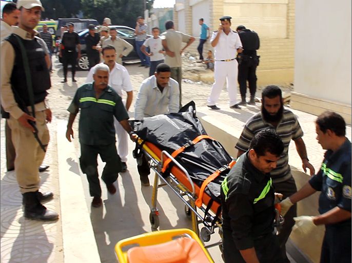 جثة أحد ضحايا الحادث في طريقها إلى مستشفى العريش