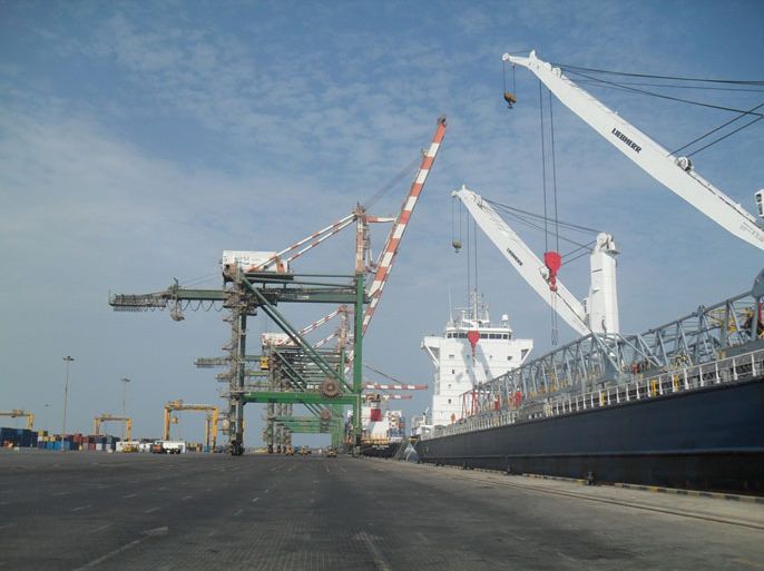 الحكومة اليمنية بصدد تنفيذ خطة إنعاش لإخراج ميناء عدن من حالة الركود الذي يعيشه(الجزيرة نت)4