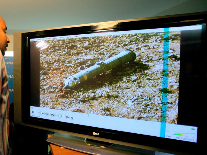 عرض صورة لبقايا صاروخ قال السودان إنه يثبت تورط إسرائيل بالقصف (الفرنسية)