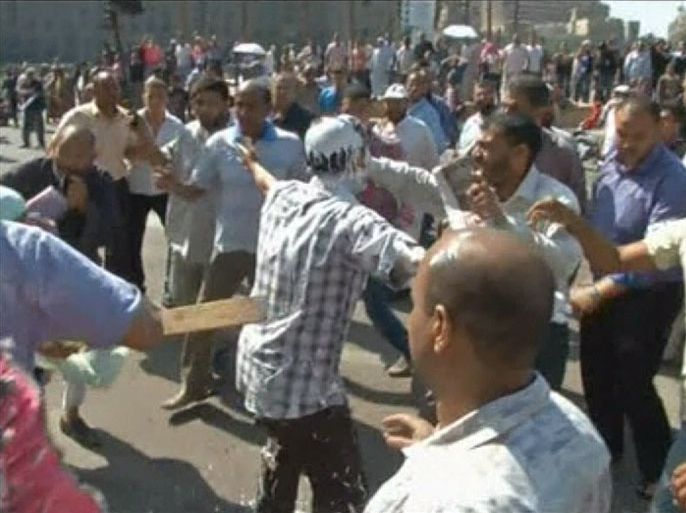 إشتباكات في ميدان التحرير بالقاهرة بين مؤيدين لمرسي ومعارضين