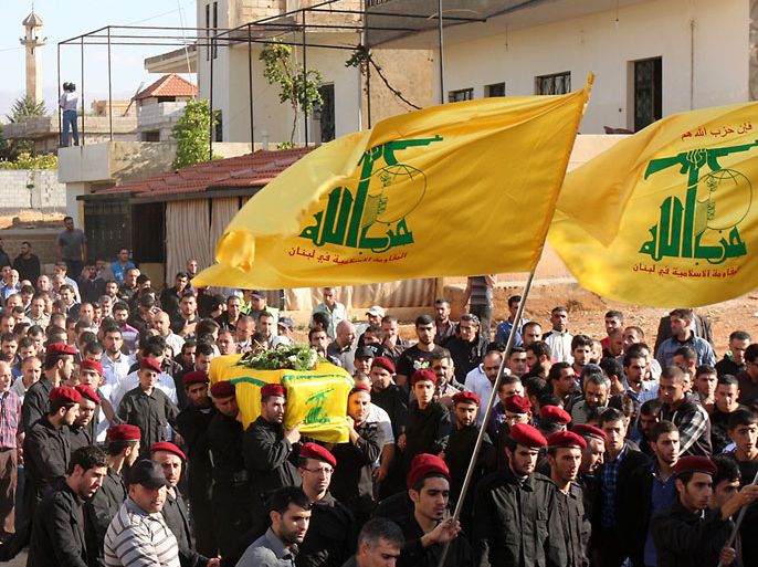 LBN01 - Baalbek, -, LEBANON : Lebanese Hezbollah militants carry the coffin of a comrade during his funeral in the eastern city of Baalbek in the Bekaa Valley on October 8, 2012. More than 2,000 Hezbollah supporters gathered in the Bekaa Valley of eastern Lebanon to bury one of their fighters who a security source said was killed in the border area with Syria