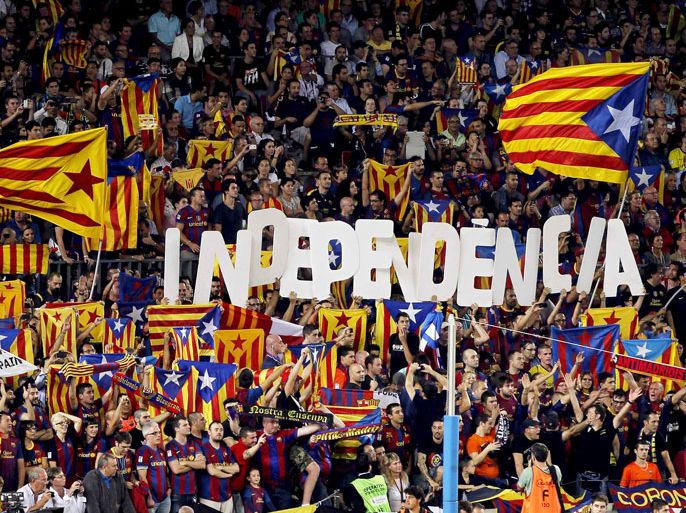 epa03425025 FC Barcelona supporters wave the Catalonian flag (the 'Senyera' in Catalonia) and the slogan 'Independence' before the Spanish Primera Division soccer match against Real Madrid at Nou Camp in Barcelona, Spain, 07 October 2012. EPA/ALBERTO ESTEVEZ