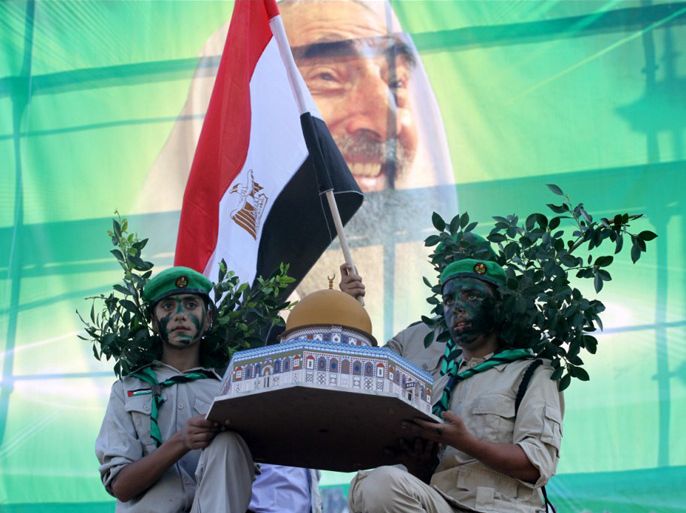 عناصر كشافة من حماس يرفعون مجسماً للقدس ويحملان علم مصر