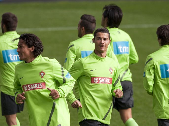 Portuguese players defender Bruno Alves (L) and Portuguese forward Cristiano Ronaldo attend a training session in Porto, on October 15, 2012, on the eve of the FIFA World Cup 2014 qualifier football match Portugal vs North Ireland. AFP PHOTO / MIGUEL RIOPA