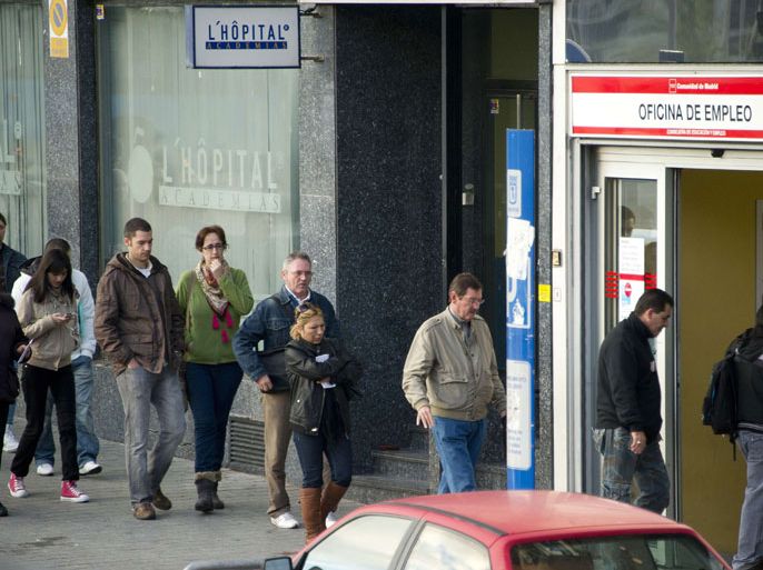 SPAIN : People queue outside a government employment office in the center of Madrid on October 26, 2012. Unemployment in Spain broke the 25-percent mark in the third quarter of 2012 as the country remained mired in a deep recession, official data showed. At the end of September, Spain counted 5,778,100 unemployed, which was 85,000 more than the previous quarter, the national statistics institute said. AFP PHOTO