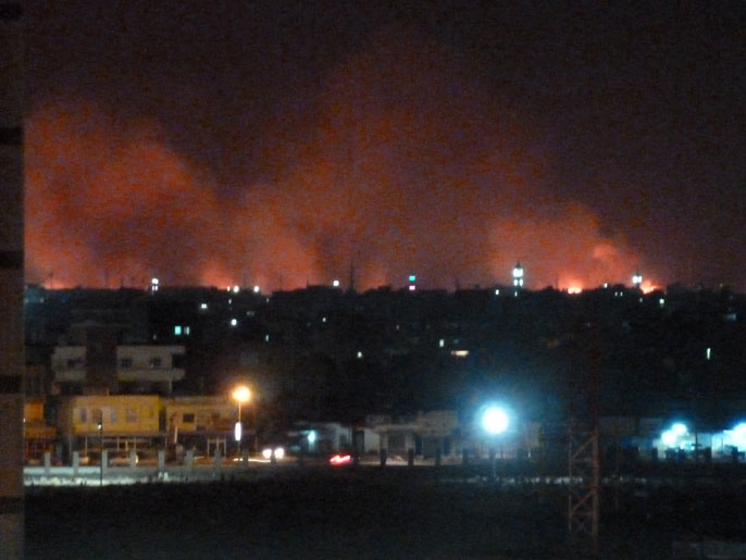 ‪النيران تصاعدت من مصنع اليرموك بعد قصفه‬ (الفرنسية)