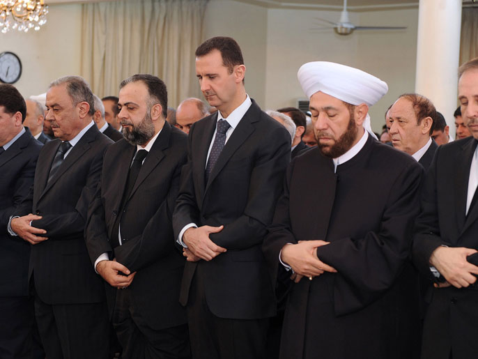 ‪الأسد يؤدي صلاة عيد الأضحى‬ (الفرنسية)